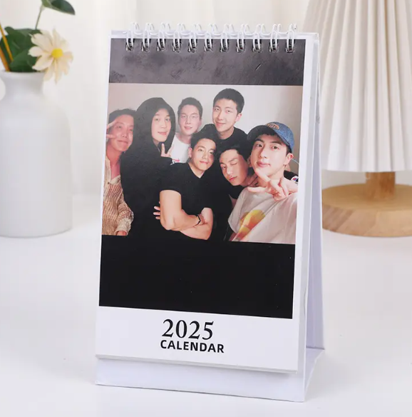 2025 DESK CALENDAR - Swiss K-POPup
