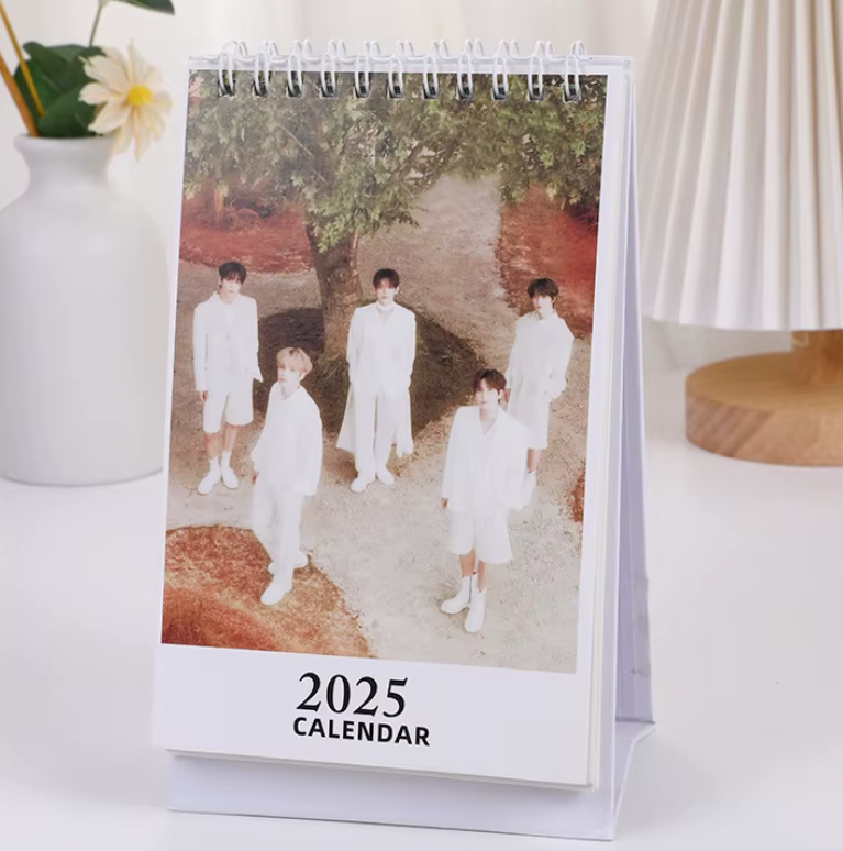 2025 DESK CALENDAR - Swiss K-POPup